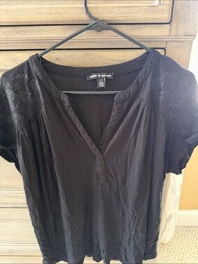 Cable & Gauge Black V-Neck Short Sleeve Tunic with Embroidered Shoulders